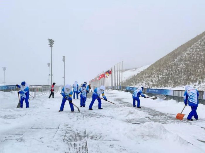 冬奥暖新闻|冬奥遇上冰雪，志愿者和观众上演别样浪漫