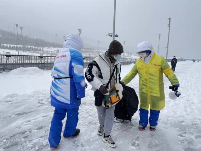 冬奥暖新闻|冬奥遇上冰雪，志愿者和观众上演别样浪漫