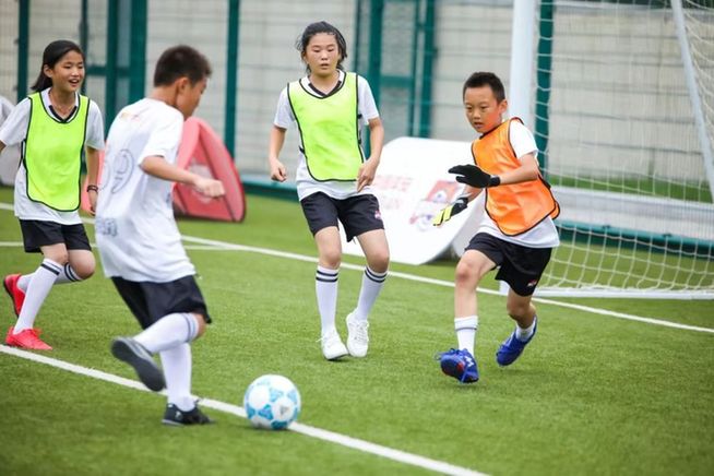 世界杯赛场外，这面来自安徽希望小学的女足队旗引起关注