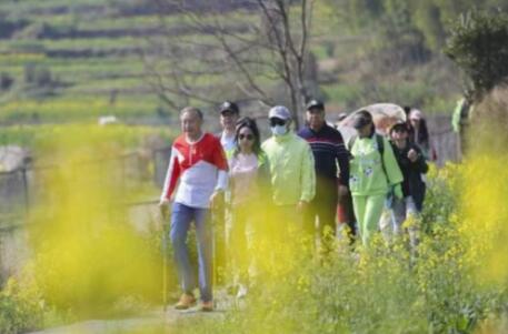 登顶珠峰的“无腿勇士”夏伯渝徒步婺源江岭