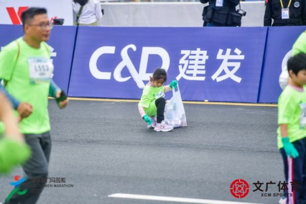 厦门马拉松上的绿色风景 建发绿跑低碳前行