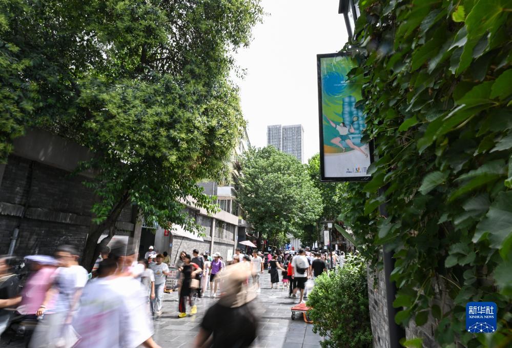 成都街头迎大运氛围浓
