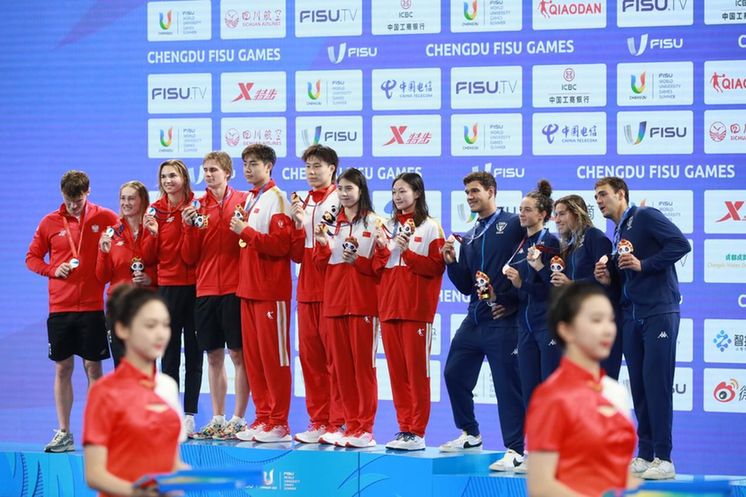 团结友谊成就大运梦想！中国队破纪录夺金男女混合4x100米混合泳接力赛