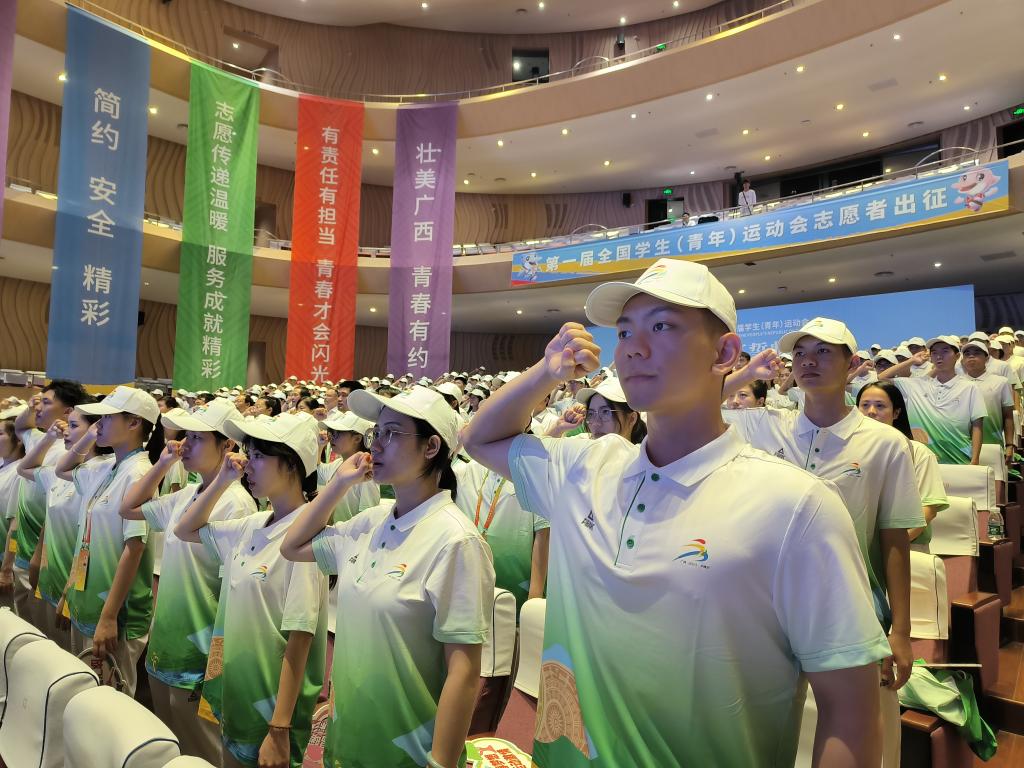 同行在青春的赛道上——记首届全国学青会上的志愿者