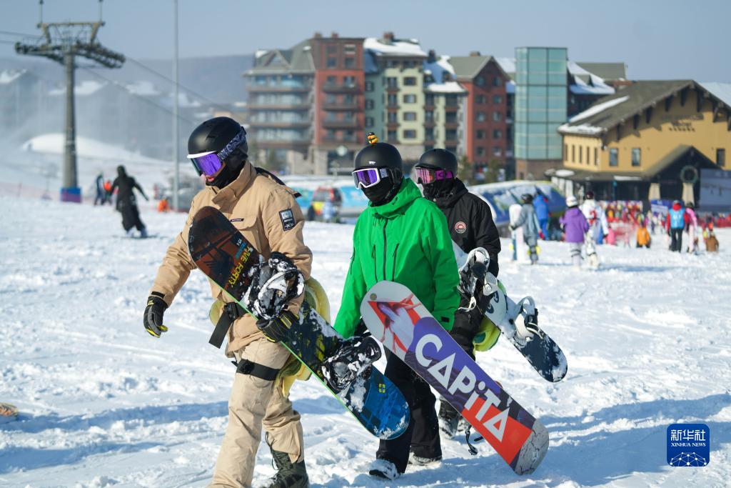 吉林省滑雪场“开板”喜迎新雪季