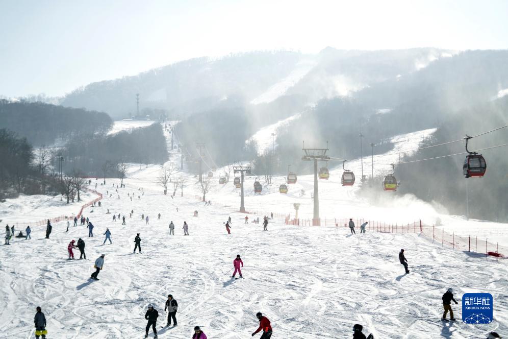 吉林省滑雪场“开板”喜迎新雪季