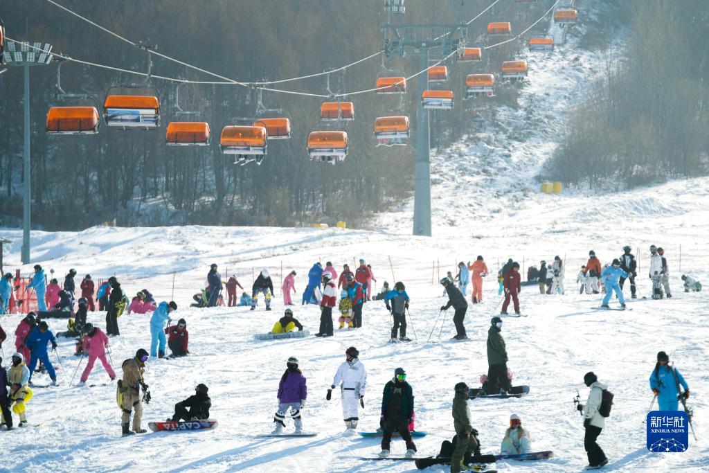 吉林省滑雪场“开板”喜迎新雪季