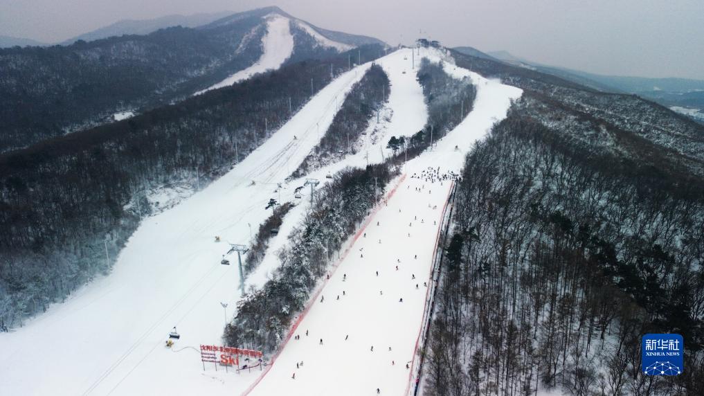 辽宁省滑雪场“开板” 喜迎新雪季