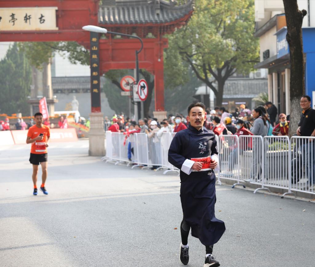 古城做伴 “陆游”水乡跑马