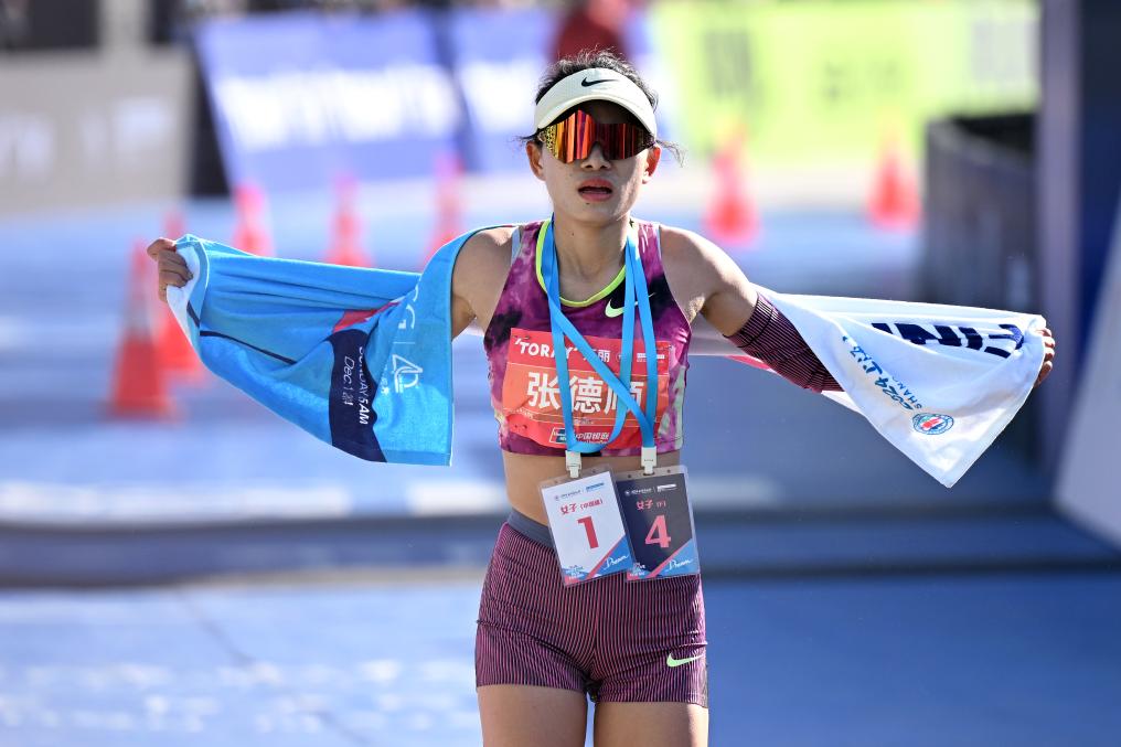 2024上海马拉松举行 增设竞速轮椅马拉松