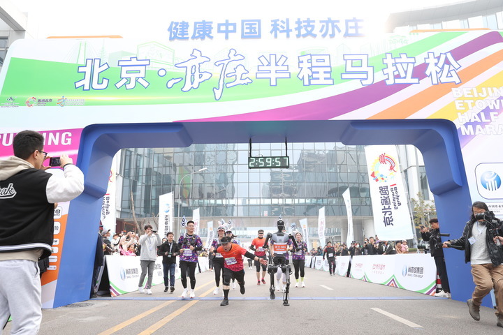 是竞技赛事，更是科技测试——全球首次人机共跑马拉松看点探析