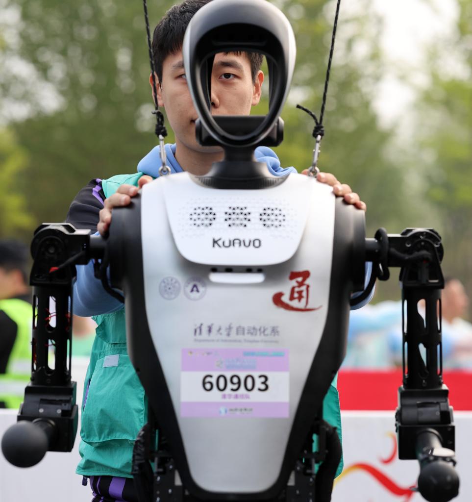 记者手记：“人机共跑”，拉近与未来的距离