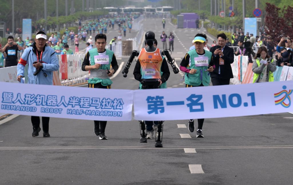记者手记：“人机共跑”，拉近与未来的距离