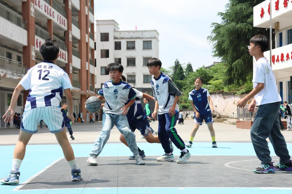 这所乡村小学,10年打坏1000多个篮球——中小学“以体育人”成效观察之二