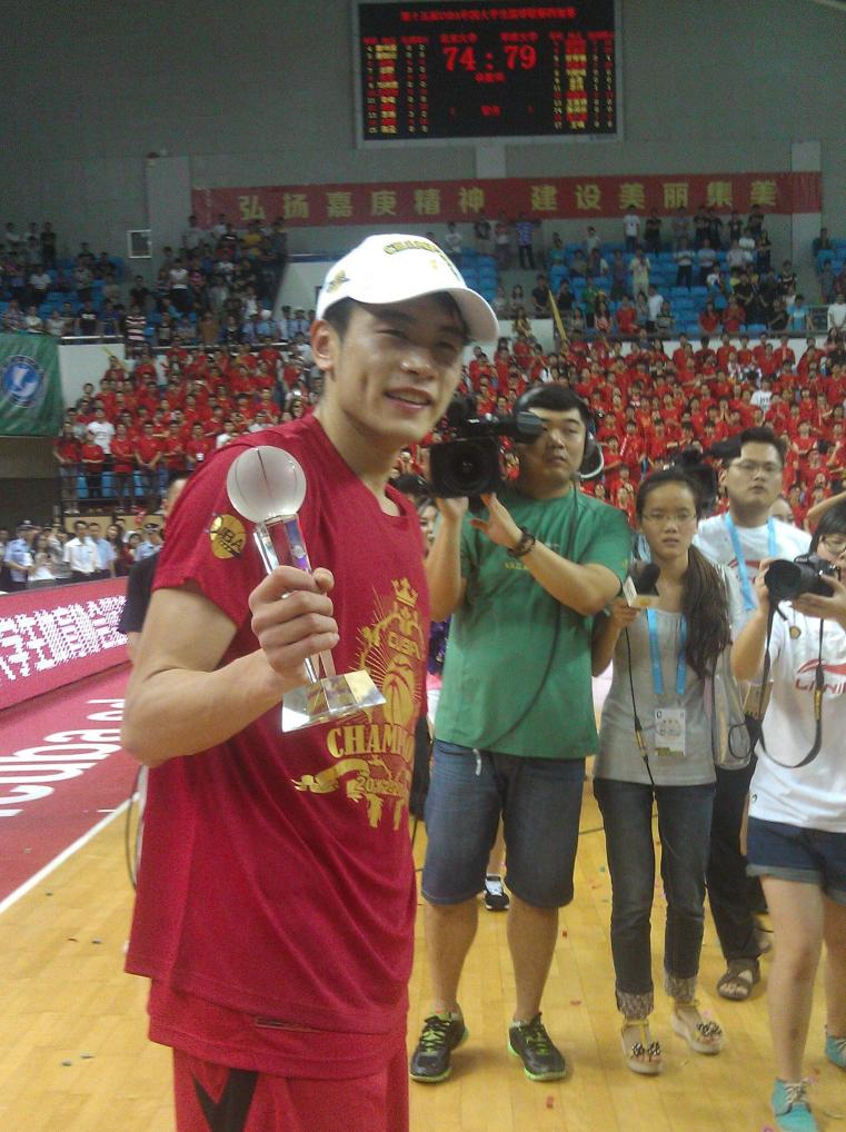 双面“球痴”周鲁男