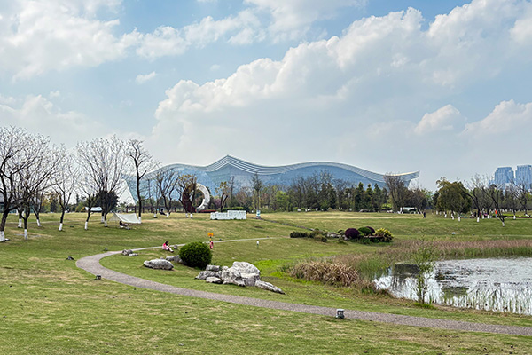 世运探馆ing丨一道金光落桂溪!绿海草坡定格冠军弧线 世运探馆ing丨一道金光落桂溪!绿海草坡定格冠军弧线