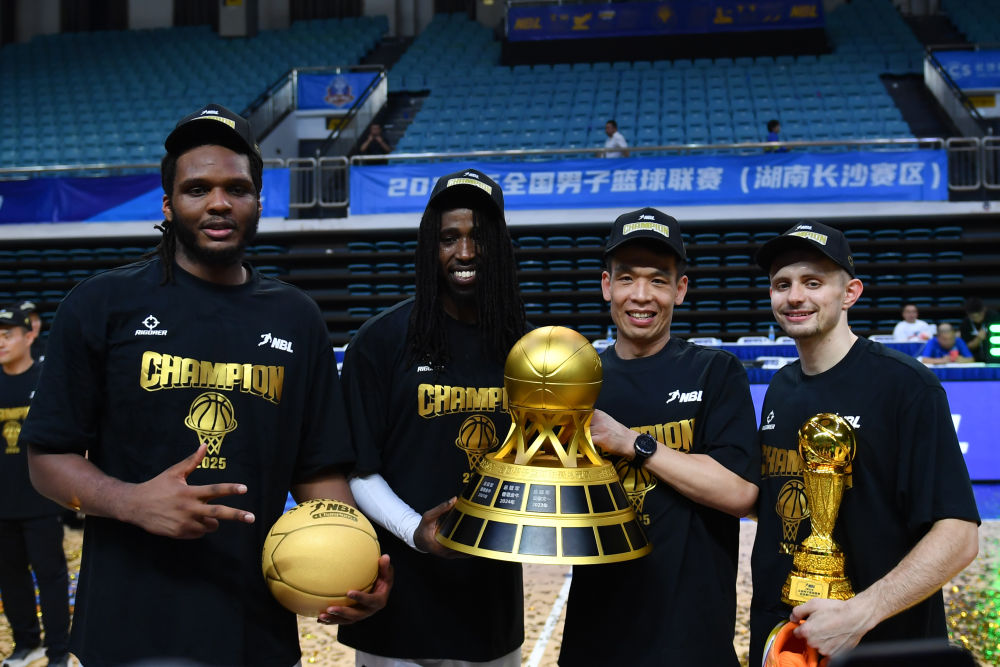 香港金牛蝉联NBL总冠军