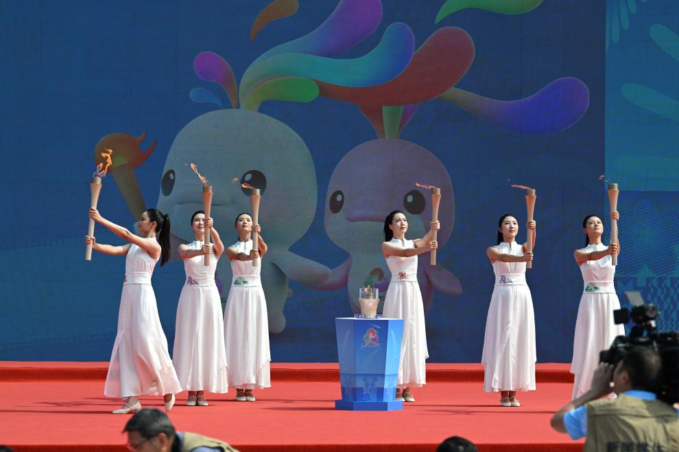 九天之光何以点燃深海之冰?——十五运会和残特奥会火种采集侧记