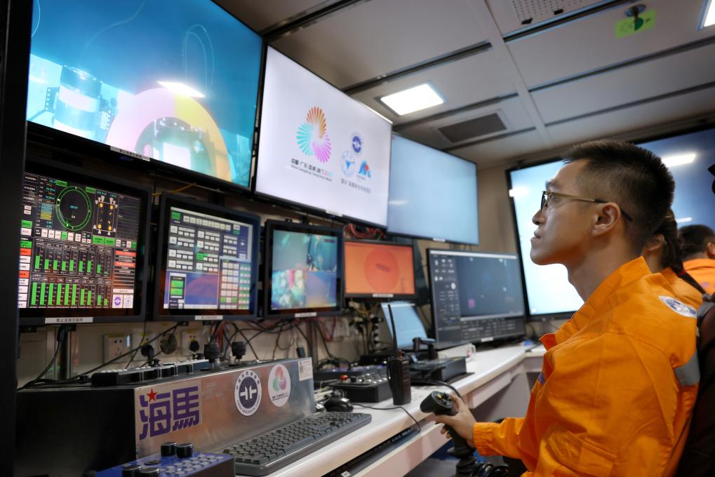 九天之光何以点燃深海之冰?——十五运会和残特奥会火种采集侧记