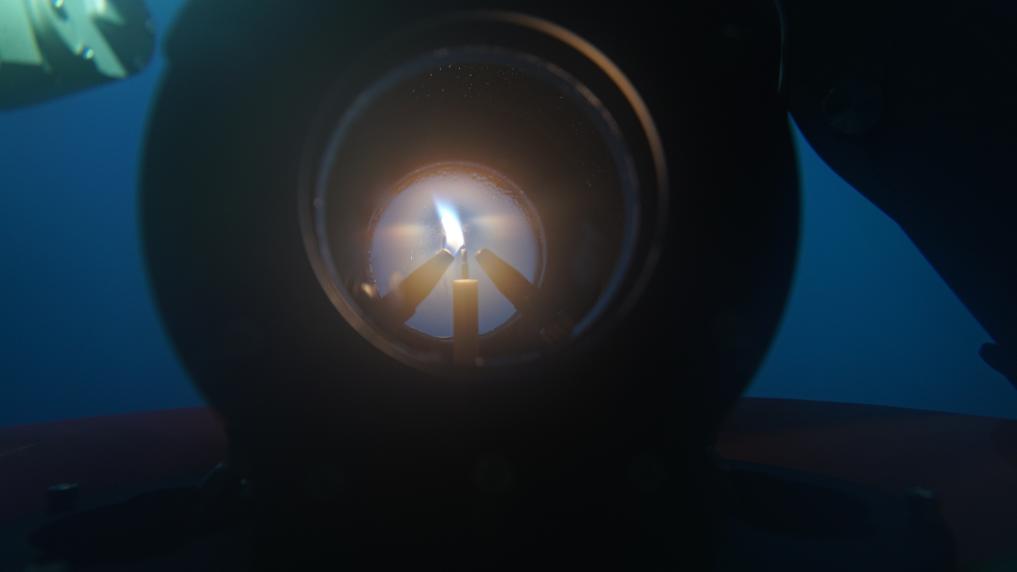 九天之光何以点燃深海之冰?——十五运会和残特奥会火种采集侧记