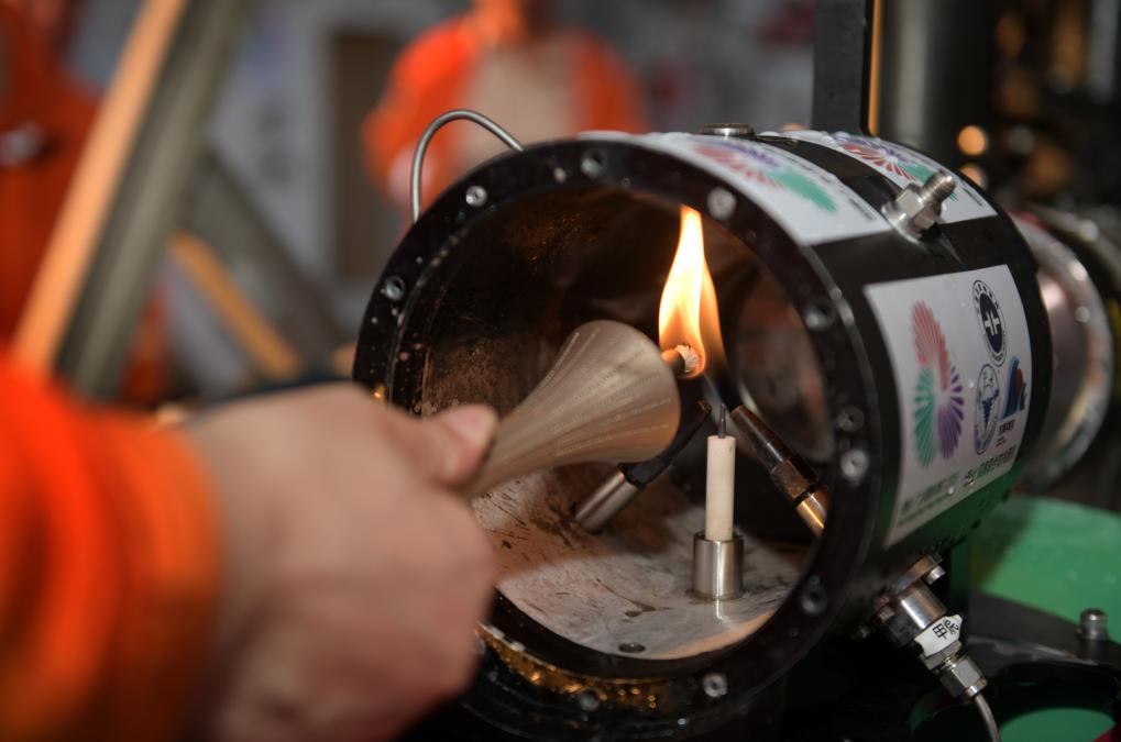 九天之光何以点燃深海之冰?——十五运会和残特奥会火种采集侧记