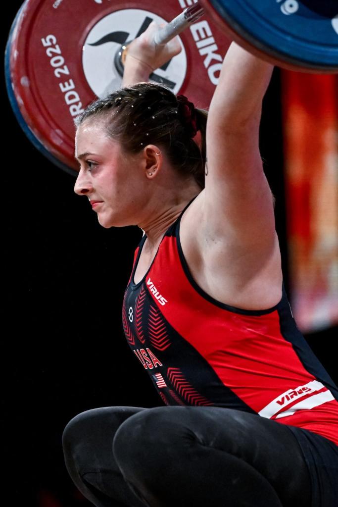 举重世锦赛:奥运冠军里夫斯连刷三项世界纪录