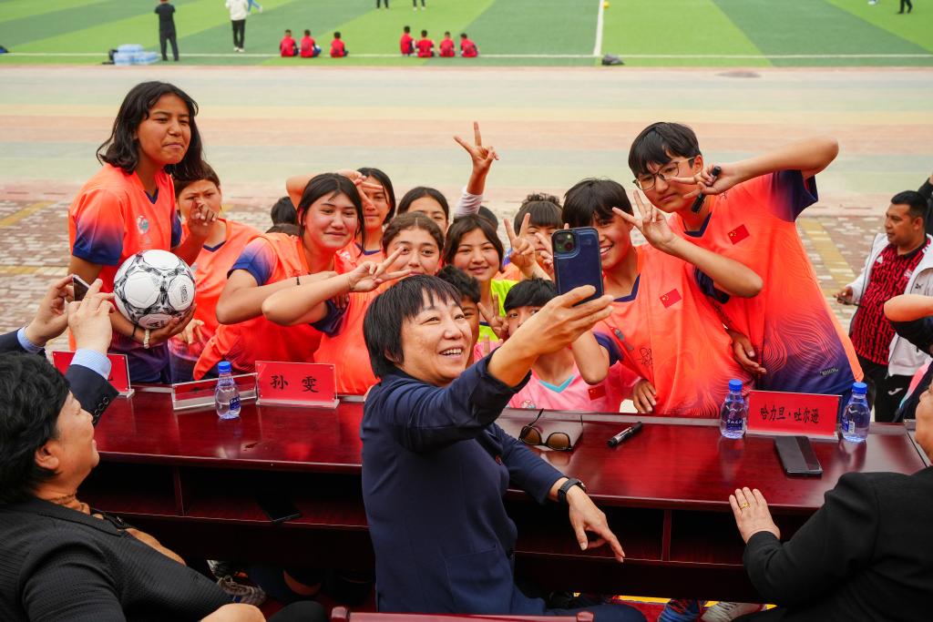 追光丨当“她”奔跑,天山也在回应