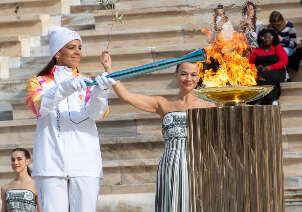 米兰冬奥会圣火交接仪式在雅典举行