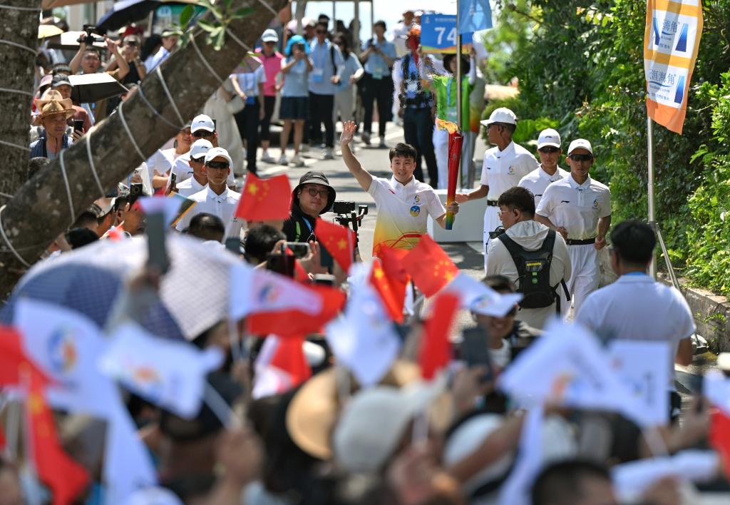 追光丨74位火炬手,把热情和海风一起传递