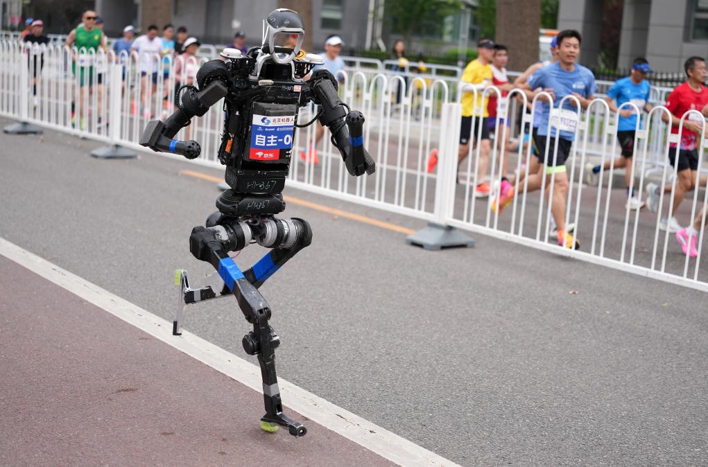 新闻分析:如何看待人形机器人半马速度超过人类?