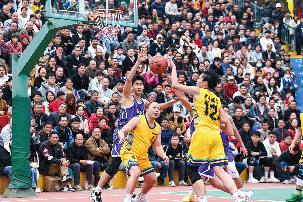 万村球赛火 农民“球痴”多——广西“镇村篮球热”现象透视