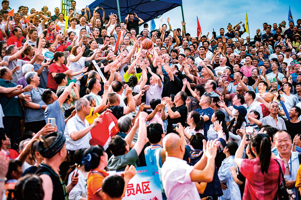 万村球赛火 农民“球痴”多——广西“镇村篮球热”现象透视