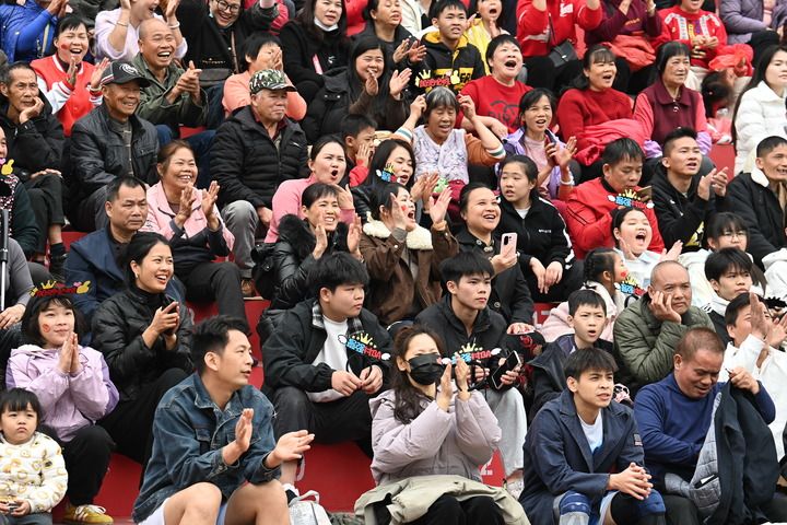 万村球赛火 农民“球痴”多——广西“镇村篮球热”现象透视