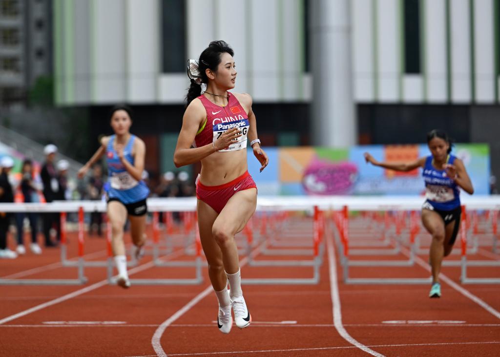 “不要怕,跨过去”——16岁跨栏少女张可依的追风路