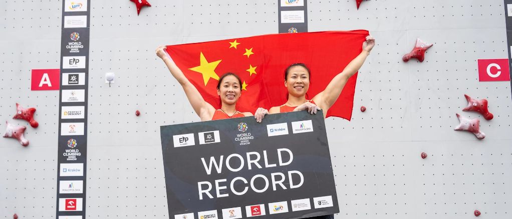 中国队创速度攀岩女子双人接力世界纪录