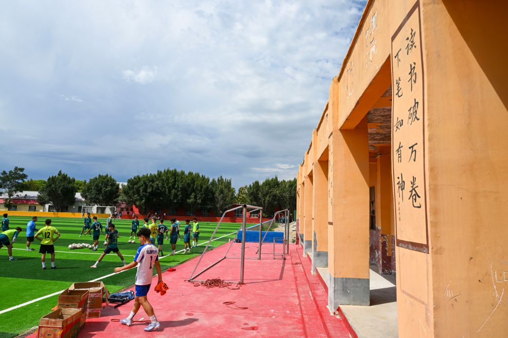 追光丨在天山脚下的村庄,他为孩子们修了座球场