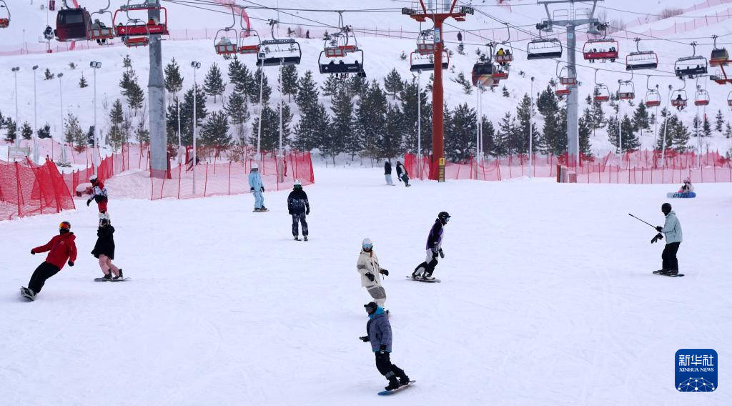 新疆阿勒泰迎来滑雪高峰期