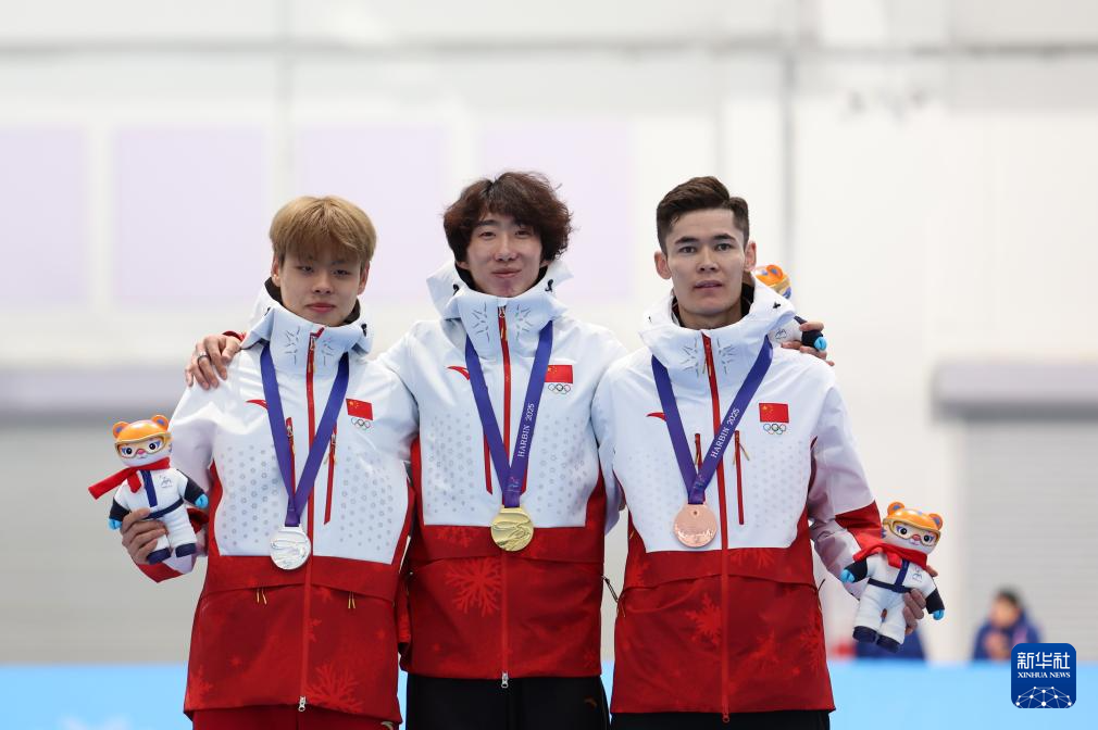 亚冬会丨速度滑冰——中国选手包揽男子5000米比赛冠亚季军