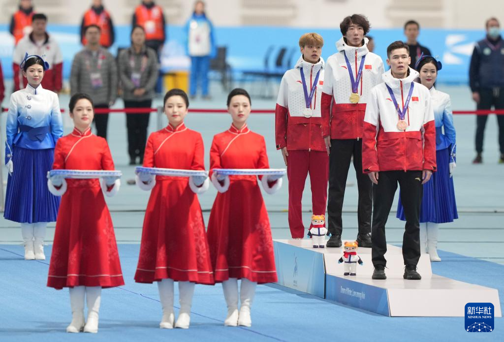 亚冬会丨速度滑冰——中国选手包揽男子5000米比赛冠亚季军