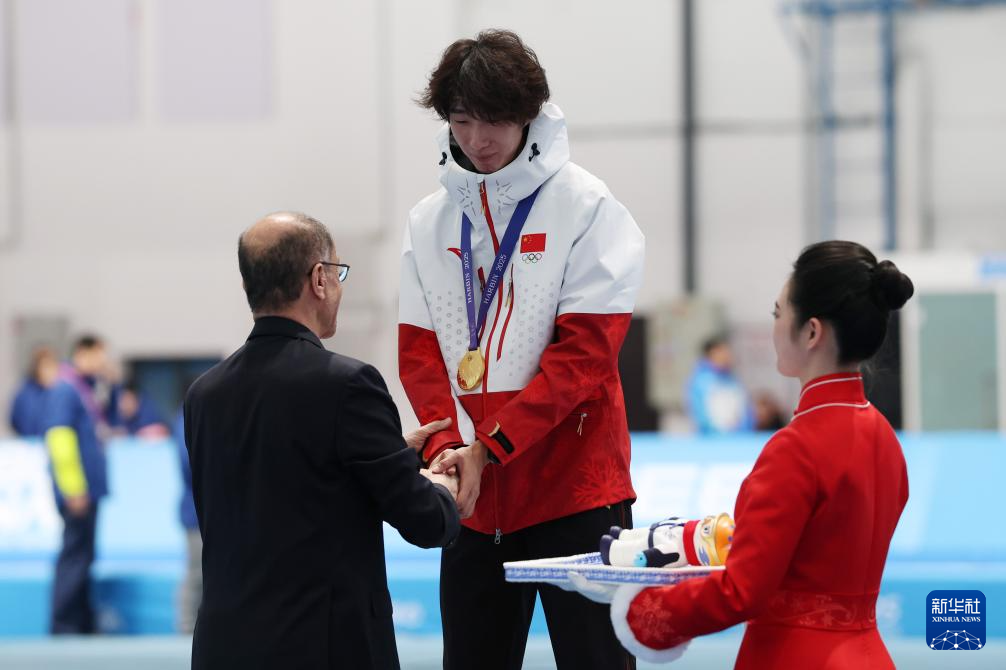 亚冬会丨速度滑冰——中国选手包揽男子5000米比赛冠亚季军