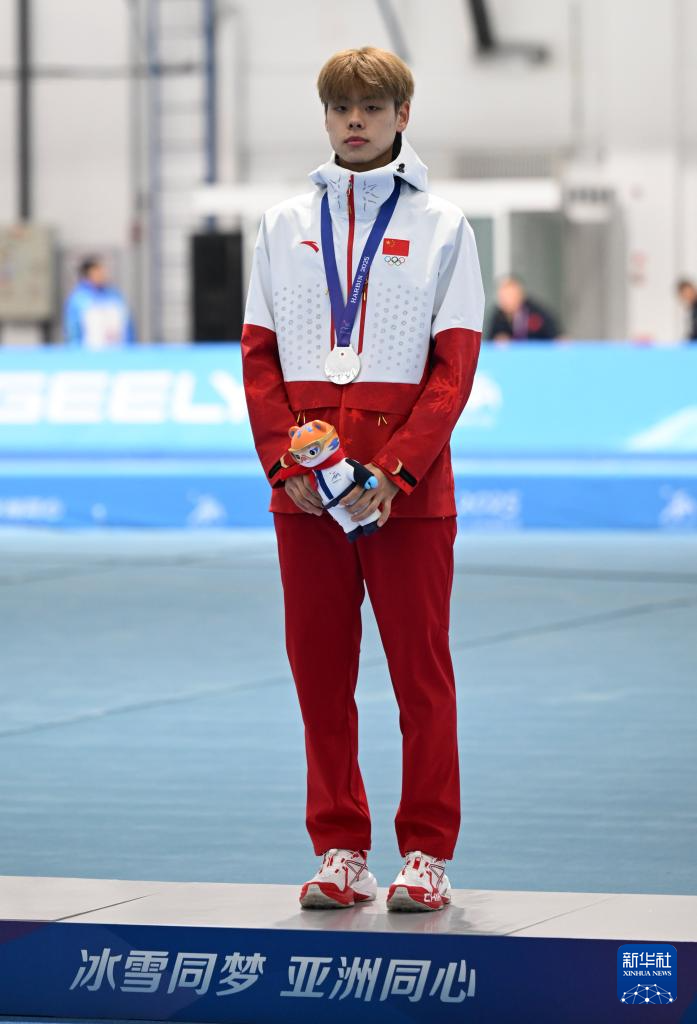 亚冬会丨速度滑冰——中国选手包揽男子5000米比赛冠亚季军