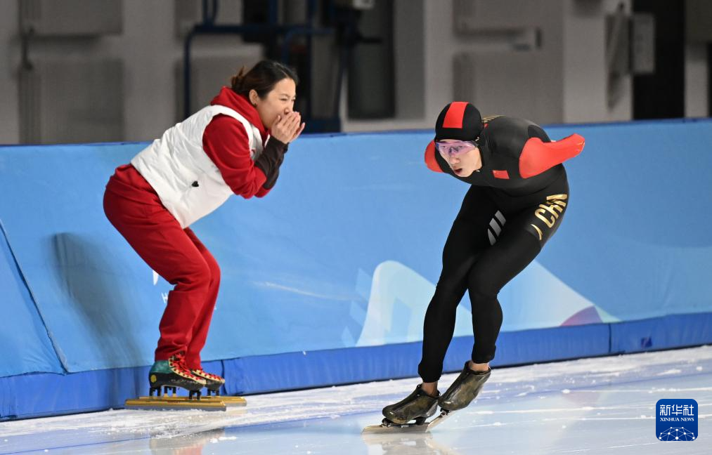 亚冬会丨速度滑冰——中国选手包揽男子5000米比赛冠亚季军
