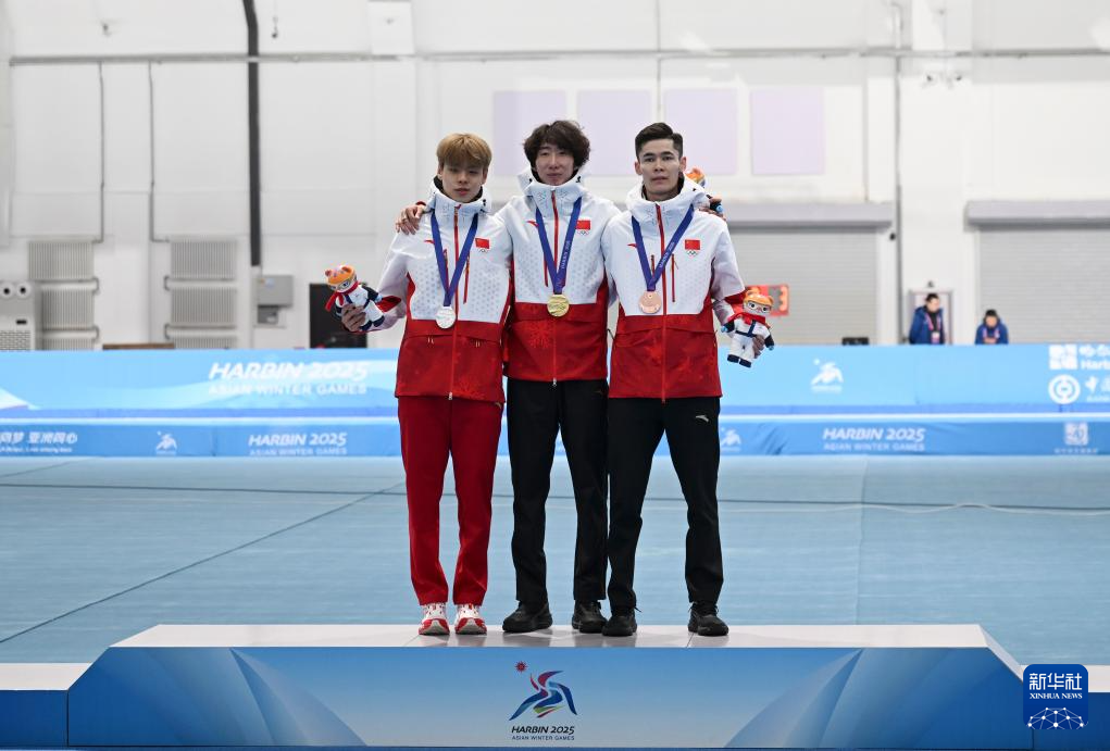 亚冬会丨速度滑冰——中国选手包揽男子5000米比赛冠亚季军