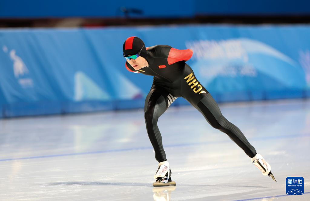 亚冬会丨速度滑冰——中国选手包揽男子5000米比赛冠亚季军