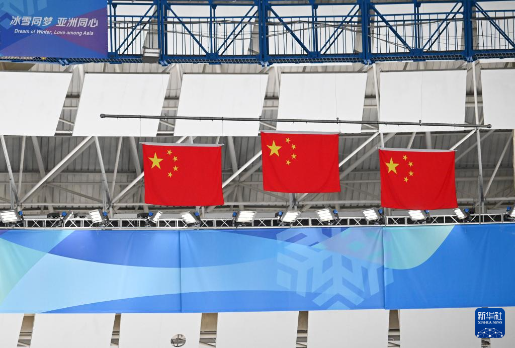 亚冬会丨速度滑冰——中国选手包揽男子5000米比赛冠亚季军