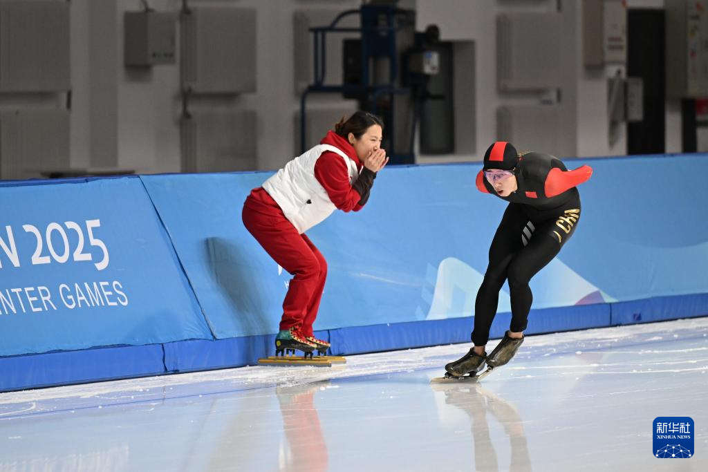 亚冬会丨速度滑冰——中国选手包揽男子5000米比赛冠亚季军