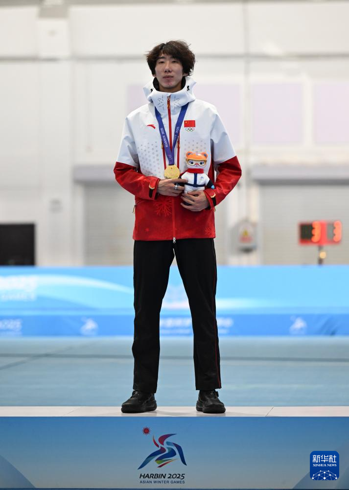 亚冬会丨速度滑冰——中国选手包揽男子5000米比赛冠亚季军