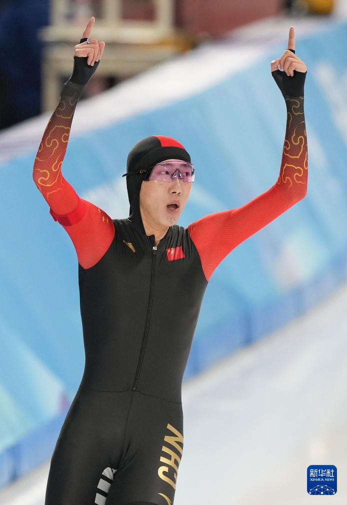亚冬会丨速度滑冰——中国选手包揽男子5000米比赛冠亚季军