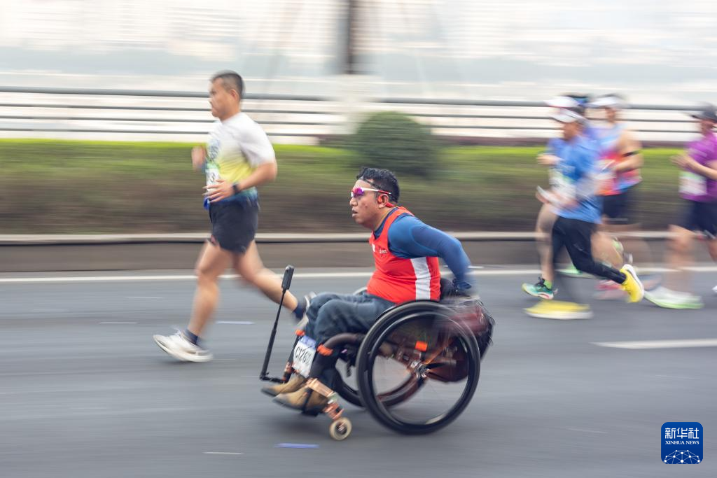 2025重庆马拉松鸣枪开跑