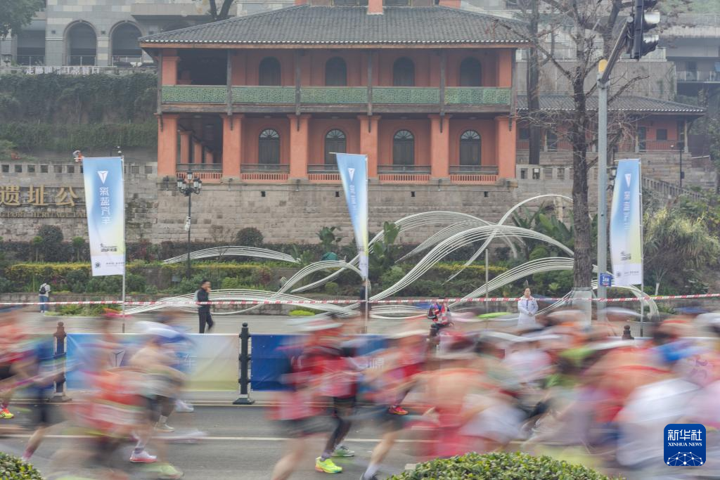 2025重庆马拉松鸣枪开跑
